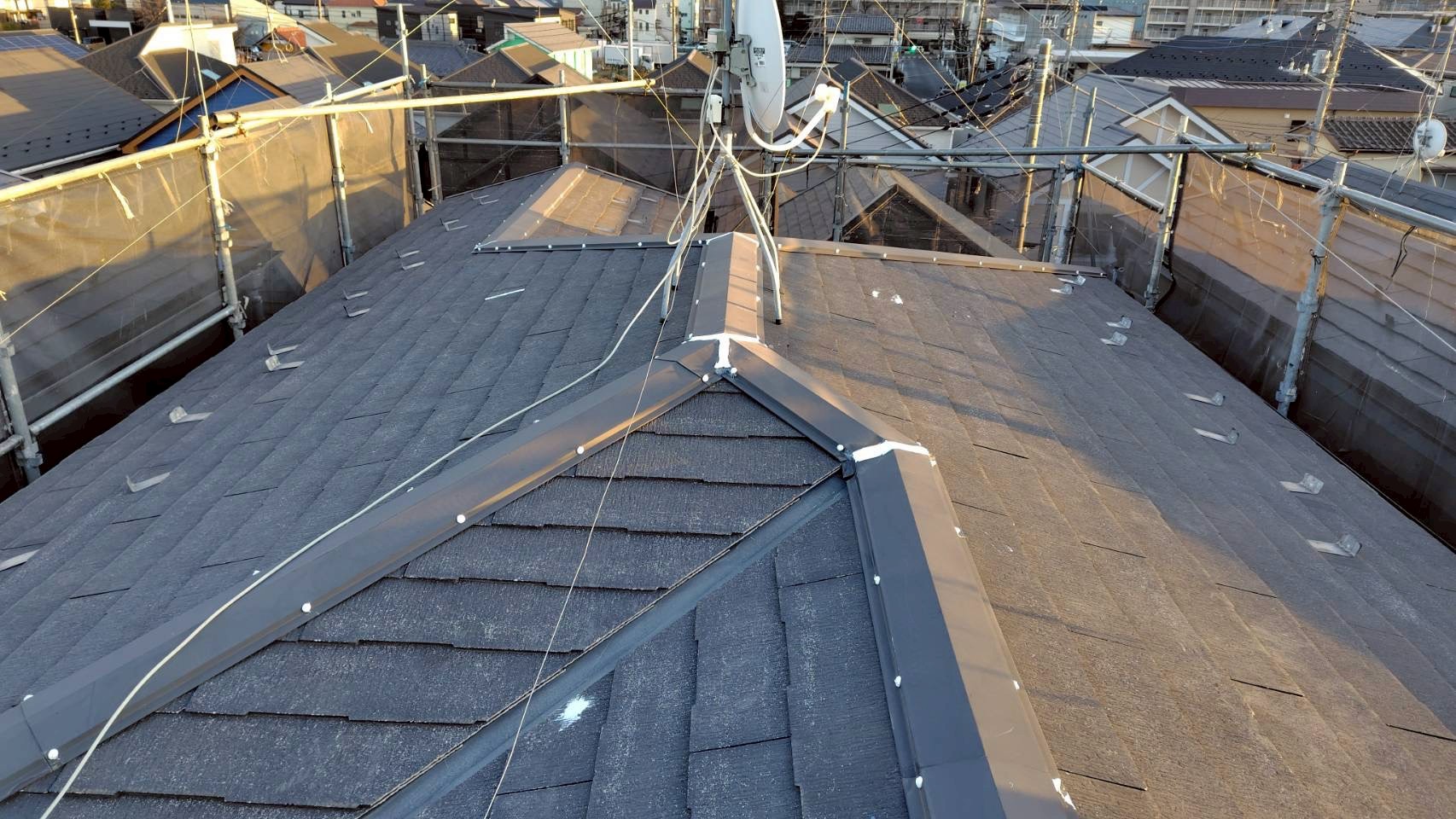 棟板金とスレートひび割れ部にシーリング処理完了